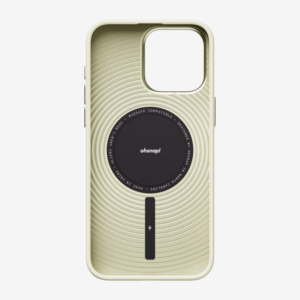 Snap case in light green with circular design and MagSafe compatibility, featuring a central black disk and charging indicato