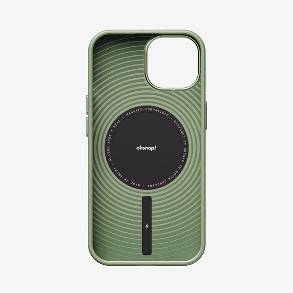 Green phone case with circular design and MagSafe compatibility, featuring a central black area and a charging indicator.